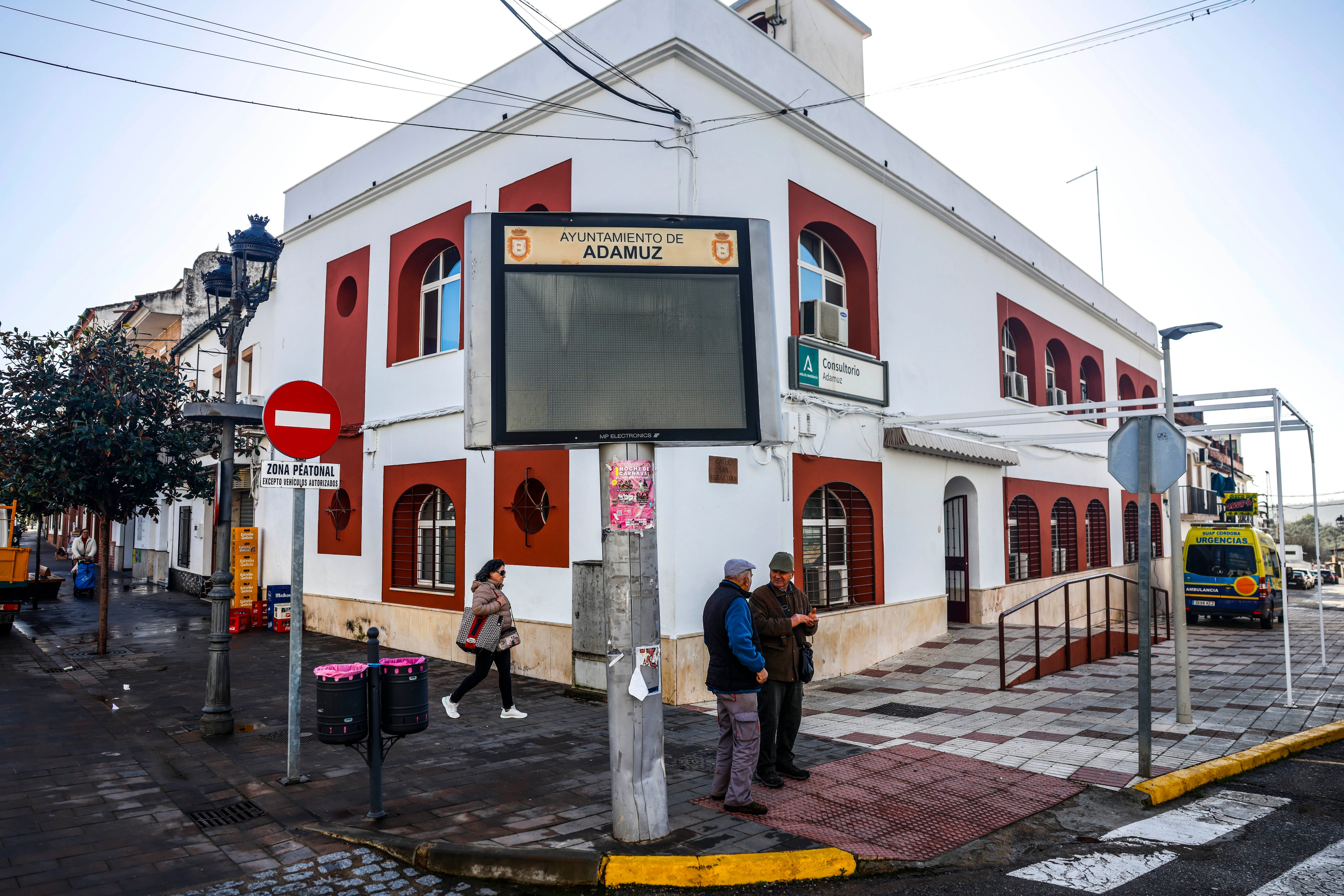 Varios vecinos en una calle de Adamuz, el 22 de enero.