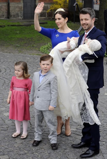 Los príncipes Federico y Mary de Dinamarca, a su llegada a la iglesia junto a sus hijos, los príncipes Isabella y Christian (de pie) y los mellizos Josefina y Vicente.