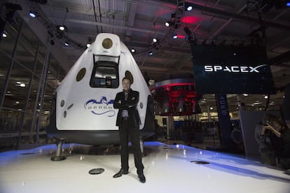 SpaceX, la empresa aeroespacial de Elon Must, el fundador de Tesla, ha presentado una nave espacial diseñada para transportar hasta siete astronautas a la Estación Espacial Internacional.