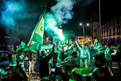 Los aficionados del Sporting celebran el título de liga en las calles de Lisboa. 