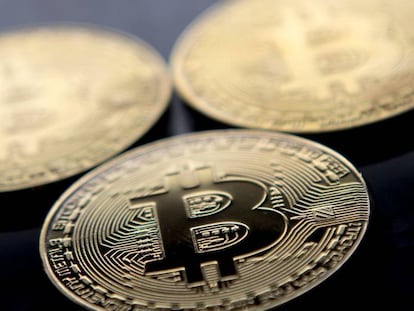Monedas que simulan bitcoins.