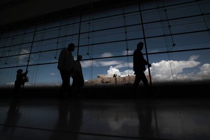 Unos turistas visitan el Museo de la Acrópolis en Atenas. Al fondo puede contemplarse el Partenón (Grecia).