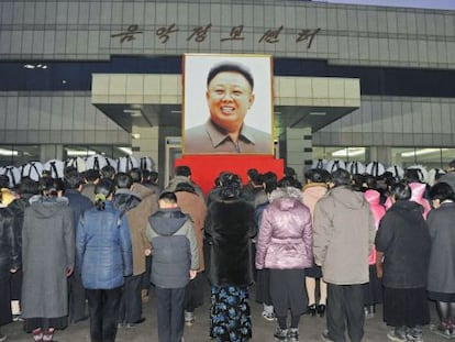 Un grupo de norcoreanos llora la muerte de Kim Jong-il frente a un retrato del dictador. 