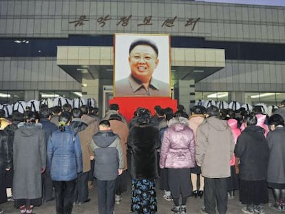 Un grupo de norcoreanos llora la muerte de Kim Jong-il frente a un retrato del dictador. 