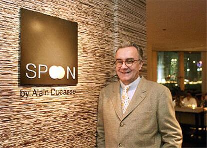 Ducasse, en la inauguración del restaurante <b>The Spoon (La Cuchara),</b> de su cadena, en Hong Kong.