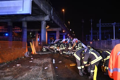 Los bomberos han acudido al lugar de los hechos, junto con los servicios de emergencia y la policía.