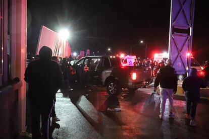 La camioneta con la que fueron embestidos varios aficionados del Club de Fútbol Monterrey, este domingo, en la ciudad de Torreón, en una imagen compartida en las redes sociales del equipo.
