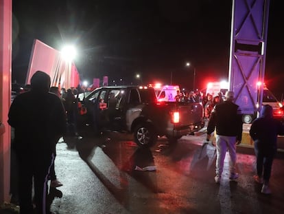 La camioneta con la que fueron embestidos varios aficionados del Club de Fútbol Monterrey, este domingo, en la ciudad de Torreón, en una imagen compartida en las redes sociales del equipo.