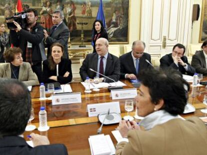 Jos&eacute; Ignacio Wert (el cuarto por la izquierda) preside la reuni&oacute;n con los consejeros auton&oacute;micos de Educaci&oacute;n.