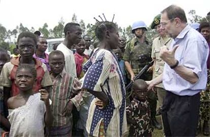 Javier Solana, ayer en Bunia, habla con varios residentes de un campo de refugiados.