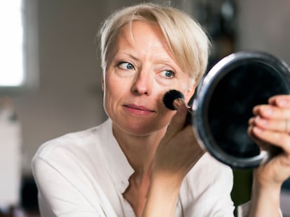 Completa tu maquillaje con el colorete. GETTY IMAGES.