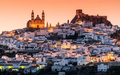 Pueblo de Olvera, con el castillo de época nazarí sobre el risco, en la provincia de Cádiz.