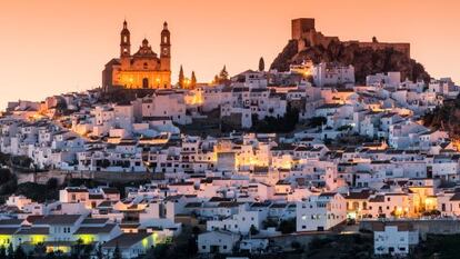 Pueblo de Olvera, con el castillo de época nazarí sobre el risco, en la provincia de Cádiz.