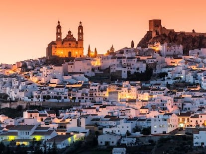 Pueblo de Olvera, con el castillo de época nazarí sobre el risco, en la provincia de Cádiz.