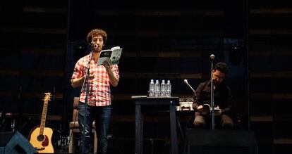 Marwan y su hermano Samir Abu-Tahoun recitan en la FIL.