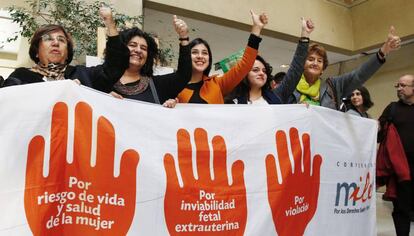 Deputadas de esquerda mostram seu apoio à descriminalização do aborto no Chile.