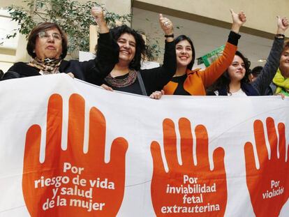 Deputadas de esquerda mostram seu apoio à descriminalização do aborto no Chile.