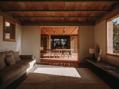 Interior de la Casa Ter donde se ven los juegos de sombras, sus muros de hormigón y de madera.