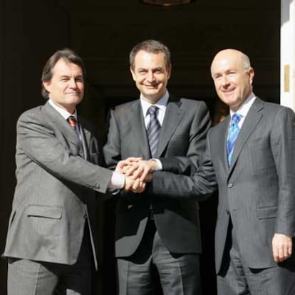 Zapatero y el líder de CiU, Artur Mas, alcanzaron el pasado 21 de enero un "acuerdo global" sobre el proyecto de Estatuto de Cataluña.  El acuerdo contemplaba una agencia tributaria única consorciada en dos años. En la imagen, el presidente del Gobierno, junto a Mas y al líder de Unió Democrática, Josep Antoni Duran Lleida.