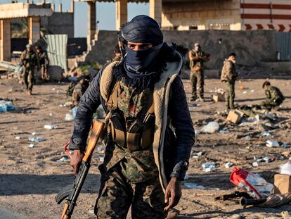 Milicianos de las Fuerzas Democráticas Sirias en el poblado de Baguz, en la frontera oriental con Irak, durante la ofensiva para expulsar al ISIS, en una imagen de archivo.