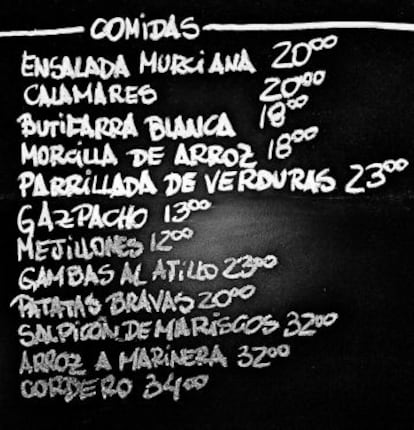 Menu adicional é exibido em uma lousa.