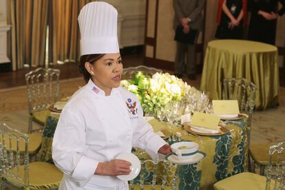 La Chef de la Casa Blanca Cristeta Comerford presentando a la prensa los platos para el encuentro presidencial con Justin Trudeau en 2016.