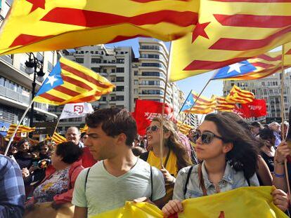 Participantes en la manifestaci&oacute;n conmemorativa del 25 d&rsquo;Abril en Valencia. 