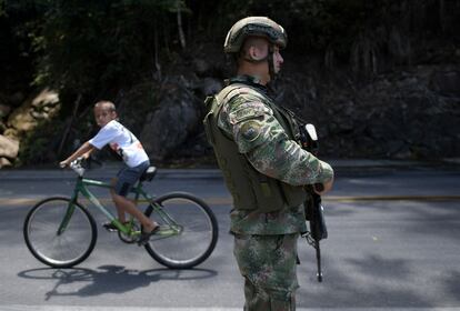 Un soldado colombiano en una carretera en el municipio de Taraza (Cauca), durante una huelga minera, este 21 de marzo.