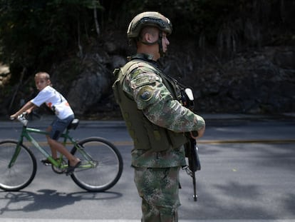 Un soldado colombiano en una carretera en el municipio de Taraza (Cauca), durante una huelga minera, este 21 de marzo.