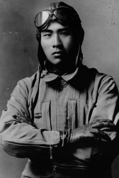 El piloto Kenichiro Oonuki, en postura desafiante típica de los kamikazes.