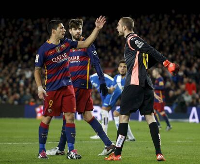 Luis Suárez i Gerard Piqué en el derbi.