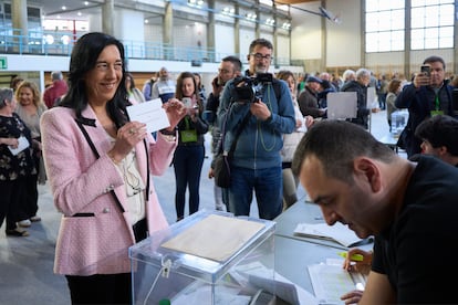 La candidata a lehendakari de Vox, Amaia Martínez, vota este domingo en el Centro cívico Iparralde, en Vitoria.  