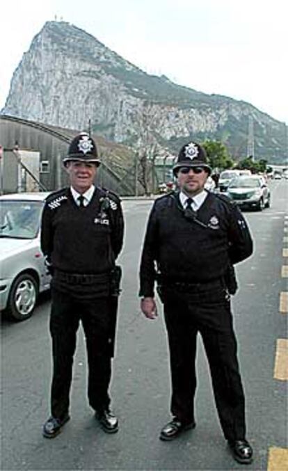 Dos policías gibraltareños, uniformados como los <i>bobbies</i> ingleses.