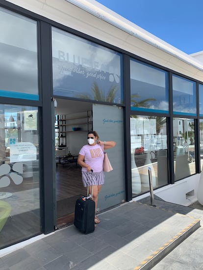 Yolanda Ferreira en la puerta del hotel de Lanzarote en el que estuvo confinada ocho días.