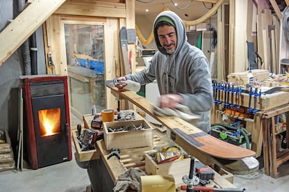 Dani Poy, en su taller artesanal de esquíes Husta, en Salardú.