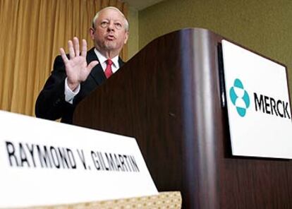 El presidente de MSD, Raymond Gilmartin, durante el anuncio de la retirada del mercado de Vioxx.
