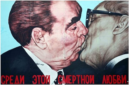 Uno de los más famosos besos de la historia es el que se dieron los líderes comunistas Erich Honecker, de Alemania Oriental, y Leónidas Breznev, de la Unión Soviética, durante el 30 Aniversario de la República Democrática Alemana en junio de 1979. El gesto, que suscitó mucha polémica en Occidente, es un símbolo común de solidaridad socialista. Fue plasmado en el Muro de Berlín por el artista Dmitri Vrubel.