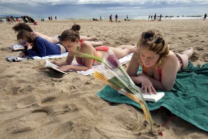 Cada uno vivió Sant Jordi como quiso. Estas lectoras decidieron hacerlo en la Barceloneta, aprovechando el inesperado buen tiempo.
consuelo bautista