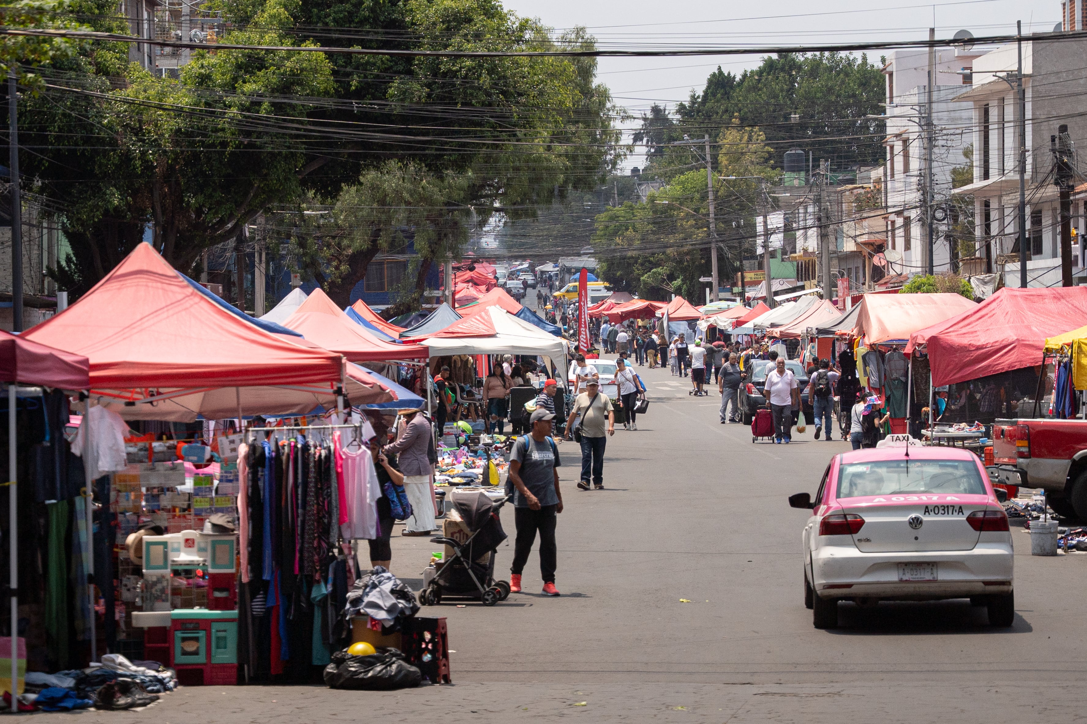 Tianguis en avenida Santa Úrsula.