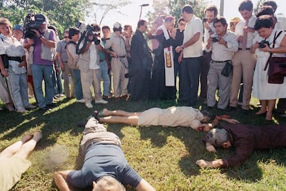 Los cad&aacute;veres de los jesuitas y las mujeres asesinados, en el jard&iacute;n donde fueron encontrados. 