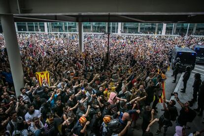 La crida de Tsunami Democràtic col·lapsa la T1 de l'aeroport de Barcelona, aquest dilluns.