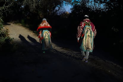 Dos fieles caminan cerca de Paso de Cortés rumbo a Ciudad de México.