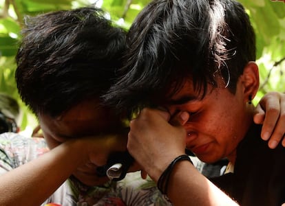 Dos chicos lloran al saber el fallo del Tribunal Supremo, que despenaliza las relaciones homosexuales en el país.
