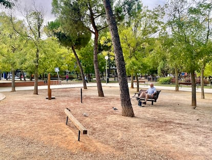 Un hombre pedalea en una de las máquinas para hacer deporte en el parque de Canillejas, ahora vacío.