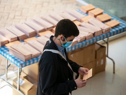 Un joven se dispone a votar en un centro cultural de Mirasierra, Madrid, en las elecciones autonómicas de mayo de 2021.