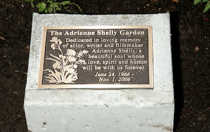 Placa conmemorativa en el jardín de Adrienne Shelly, situado en Nueva York en memoria de la actriz. En ella se puede leer: "Dedicado a la memoria de la actriz, escritora y directora Adrienne Shelly, un alma hermosa cuyo amor, espíritu y humor estarán siempre con nosotros".