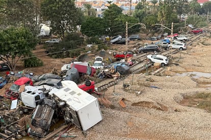 Vista general de las vías del tren a su paso por la localidad de Alfafar tras las intensas lluvias de la fuerte dana.