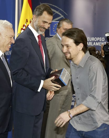 Si hay un político que ha manifestado en multitud de ocasiones su admiración por ‘Juego de Tronos’ ese es Pablo Iglesias. Participó en uno de los especiales ‘Vive Poniente’ de Canal+, regaló al rey Felipe un 'pack' de todas las temporadas de ‘Juego de Tronos’ e incluso coordinó el libro ‘Ganar o morir: Lecciones políticas en Juego de Tronos’.