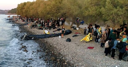 Migrantes en la playa de Skala Sikamias en Lesbos, Grecia, este jueves.