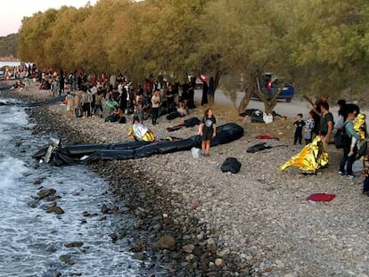 Migrantes en la playa de Skala Sikamias en Lesbos, Grecia, este jueves.